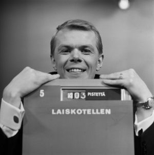 Lasse Mårtenson med den kassa-apparat som fungerade som poängräknare i uttagningarna 1964 Lasse Mårtenson