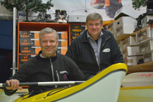 Kjell Skogman och vd Björn Lehtinen testar en kajak Kjell Skogman och Björn Lehtinen testar en kajak