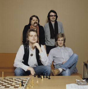Juha Orma och Riki Sorsa sitter, Pedro Hietanen och Jim Pembroke står. Juha Orma, Riki Sorsa (sitter), Pedro Hietanen och Jim Pembroke(stående).