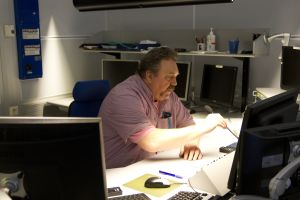 Olof Qvickström työn ääressä vuonna 2012. Lähetystoiminnan päällikkö Olof Qvickström Pasilan lähetyskeskuksessa vuonna 2012