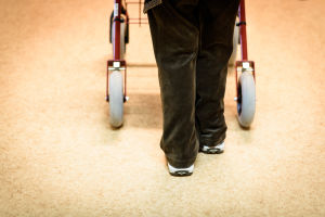 Fötter som går med rollator.