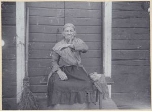 Kuppaussarvi vanhan naisen kädessä (1911)