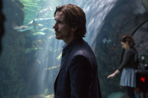 Rick (Christian Bale) etsii suuntaa elämälleen. Mies katselee jättiakvaariota.
