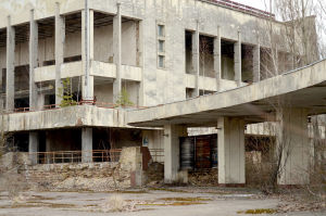 Hotellin sisäänkäynti muistuttaa ajoista, jolloin kaikki oli suurta ja mahtavaa. Tšernobyl, hotelli