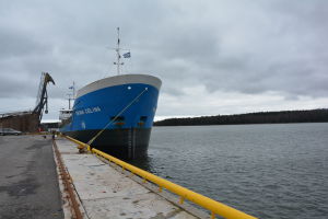 Båt förtöjd vid Inkoo Shippings egen hamnbassäng.