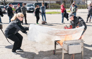 Blivande ordningsmän övar sig på att släcka eld.