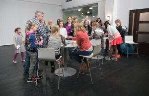 Uusi Päivä järjesti faneilleen kierroksen studiossa Mediapoliksessa 11.6.2016.