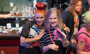 Uusi Päivä järjesti faneilleen kierroksen studiossa Mediapoliksessa 11.6.2016.