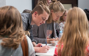 Osku ja Lenni jakavat nimikirjoituksia UP-kierroksella.