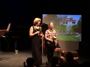 Olga Nekrasova-Rajamäki (vas.) Eeva Putro (oik) Mikä on kotimaani -esityksessä Kajaanin runoviikolla 2016 Olga Nekrasova-Rajamäki (vas.) Eeva Putro (oik) Mikä on kotimaani -esityksessä Kajaanin runoviikolla 2016.