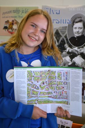 Evelina Jåfs är ett stort leende Evelina Jofs visar upp en karta över Gamla stan i Borgå