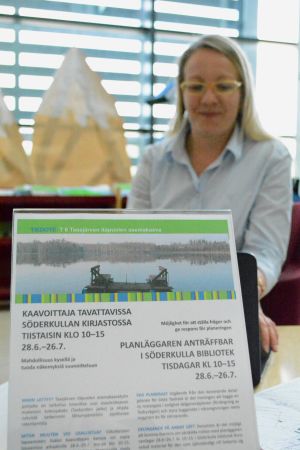 Planläggare Satu Onnela tar emot invånarnas tankar Planläggare Satu Onnila på Söderkulla bibliotek