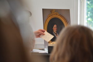 En skattkista för den historieintresserade Kristina Creutz tar upp en lapp ur Ullas låda