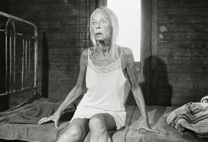 Näyttelijä Soli Labbart (vanha nainen).