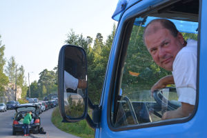 Tom Malmberg är helt beroende av att utan dröjsmål kunna komma fram även med lastbil Tom Malmberg och en lång bilkö.