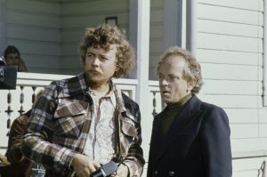 Yleisradion televisioelokuva "Manillaköysi" (1976). Veijo Meren romaaniin perustuva elokuva. Ohjaaja Veli-Matti Saikkonen ja kirjailija Veijo Meri elokuvan kuvauspaikalla.