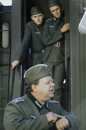 Edessä näyttelijä Matti Tapio.