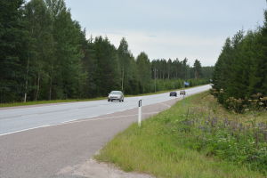 Trafik längs riksväg 25 i Mjölbolsta.