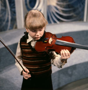 Elina Jalas soittaa viulua Viuluviikarit musiikkimaassa -ohjelmassa (1979).
