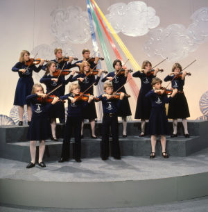 Ote Viuluviikarit musiikkimaassa -ohjelmasta (1979).