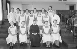 Lapinlahden mielisairaalan hoitohenkilökunta yhteiskuvassa syyskuussa 1938 Lapinlahden sairaalan hoitohenkilökunta yhteiskuvassa syyskuussa 1938.