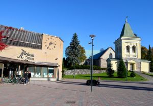 Kyrkslätts bibliotek står bredvid Kyrkslätts kyrka.