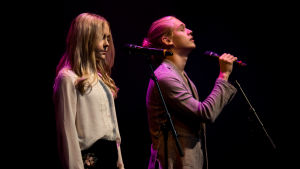 Kuvassa Iris Rainio (Amelie Blauberg) ja Lenni Morris (Joel Bonsdorff).