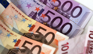 Utan pengar blir det inget av projekten. Hur mycket pengar kommunerna ska betala är en förhandlingsfråga, säger Jukka Punamäki. Eurosedlar i en hög.