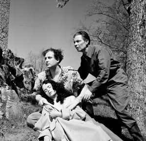MIrja Mane, Helge Herala ja Toivo Mäkelä elokuvassa Noita palaa elämään (1952).