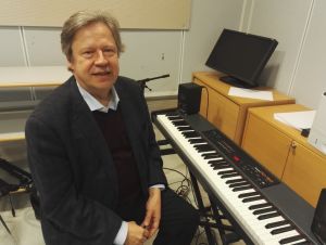 Folke Gräsbeck berättar om ett och annat musikaliskt fenomen. Folke Gräsbeck vid piano