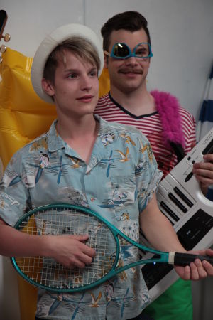 Jani ja Aapo. Jani soittaa tennismailaa ja Aapolla aurinkolasit väärinpäin.