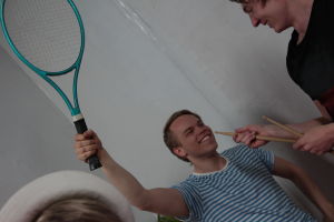 Topi tennismailan kanssa.