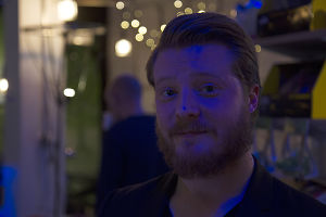 Mies, Miika Laakso katsoo kameraan.