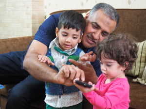 Omar med sina två yngsta barn i Turkiet Omar Hasan i Turkiet med sin familj.