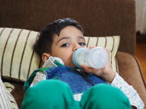 Ali som är 2,5 år gammal är lite blyg för sin pappa som endast sett på telefonskärmen det senaste året. Omar Hasan i Turkiet med sin familj.
