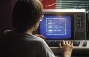 Pojke vid dator