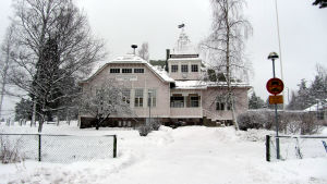 Västerby skola har en vinter kvar ifall nämnden godkänner förslaget. Bild av Västerby skola i vinterskrud.