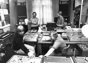 Puolalainen säveltäjävierailija Marek Choloniewski (tak. vas.), Juhani Liimatainen, Pekka Sirén (ed. vas.) ja Ilkka Toiviainen Pasilan kokeilustudiossa. Neljä miestä Yleisradion kokeilustudiossa laitteiden keskellä.