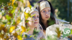 Kuvassa Aina (Amelie Baluberg) ja Eilen (Anette Aghazarian).