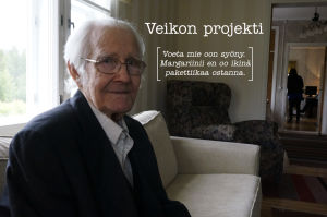 Veikko Ignatius istuu sohvalla ja katsoo kameraan.