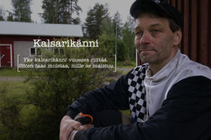 Timo Laukkanen istuu saunan portailla