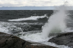 Kovan tuulen nostattamat aallot iskevät Märketin rantakallioon