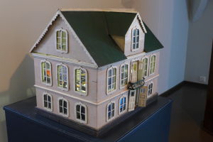 Sjökaptenen Johan Fredrik Sjöberg lät bygga detta dockhus med möblering till sin dotter Edith i slutet av 1800-talet. Sjökaptenen Johan Fredrik Sjöberg byggde detta dockhus till sin dotter Edith. Dockhuset finns idag på Borgå museum.