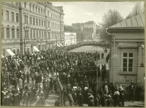 Borgare och arbetare utanför Åbo stadshus i maj 1917, när stadsfullmäktige hålls fångna inne i stadshuset.1 Strejkmilisen har satt Åbo stadsfullmäktige i arrest i maj 1917.