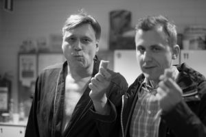 Samuli Edelmann ja Joel Mäkinen syövät Presidentin kuvauksissa.