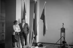 Samuli Edelmann ja Inka Kallén Presidentin kuvauksissa.