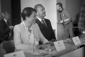 Inka Kallén ja Mats Långbacka nauravat Presidentti-sarjan kuvauksissa.