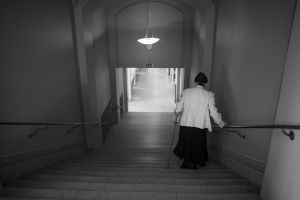 Rea Mauranen kävelee portaita alas Presidentti-sarjan kuvauksissa.