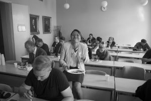 Inka Kallén ja työryhmä ruokailee Presidentti-sarjan kuvauksissa.
