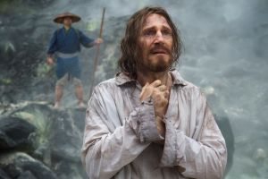 Fader Ferrera och Fader vår. Liam Neeson spelar prästen som löpt linan ut. Eller?1 Fader Ferrera står på knä och ber.
